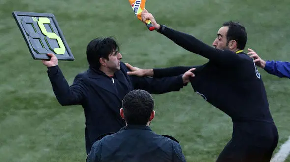 ضرب و شتم شدید داور لیگ برتری فوتبال ایران در یک دیدار محلی +فیلم و تصاویر