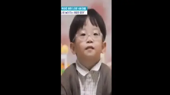 فیلم دیدنی از انتقادهای بامزه یک بچه‌ از پدر و مادرش