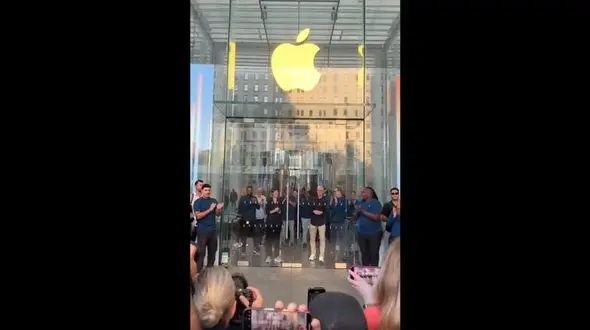 جشن رونمایی از آیفون ۱۷: مدیرعامل اپل فروشگاه را باز کرد / فیلم