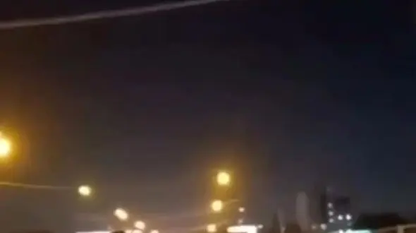 فیلم لحظه سرقت تلفن همراه از خودروی در حال حرکت در جاده اهواز