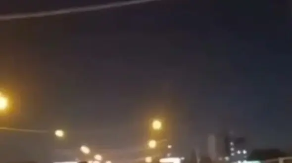 فیلم لحظه سرقت تلفن همراه از خودروی در حال حرکت در جاده اهواز