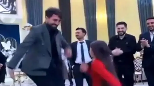 فیلم آواز شاد / پایکوبی پدر و دختری با آهنگ آذری که همرو میخکوب کردن ...