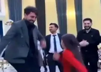 فیلم آواز شاد / پایکوبی پدر و دختری با آهنگ آذری که همرو میخکوب کردن ...