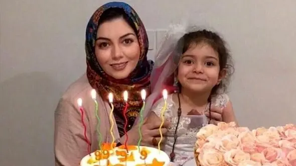 دلگیرترین و غم‌انگیزترین ترین تولد آزاده نامداری بر سر مزارش+عکس/ از سفارش کیکی درست شبیه آخرین کیک تولدش در خانه تا آوردن گلهای خشک و بی روح تولد 37 سالگی‌اش