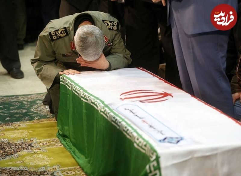 سفر در زمان؛ «سرلشکر باقری در حال گریه کنار پیکر سردار سلیمانی»؛ سال 98 