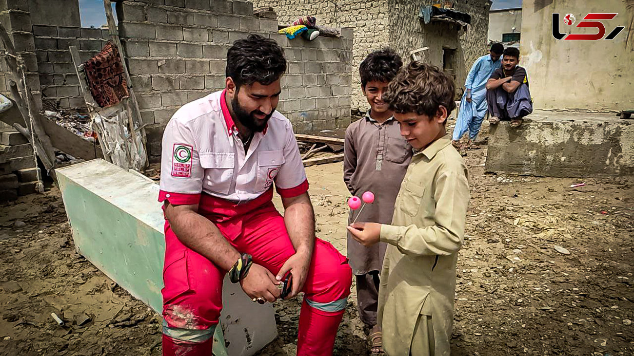 جوانان هلال احمر از وسط سیلاب سیستان و بلوچستان: بلاگرها درد مردم را زیاد نکنید/ هموطن کنارتیم
