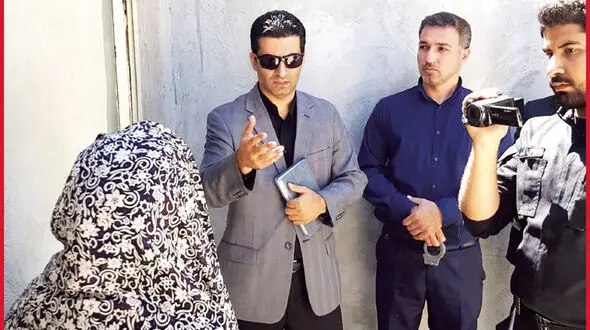 عکس های بازسازی صحنه قتل شوهر توسط عاطفه 27 ساله با مرد مورد علاقه اش / در 17 سالگی به اجبار عروسی کردم / شوهرم محبت نداشت 