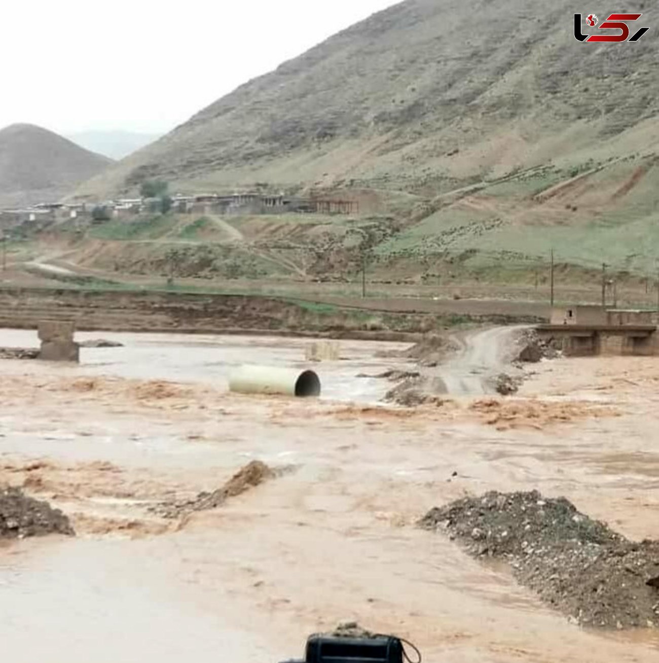 طغیان رودخانه کشکان؛  راه روستای "پران پرویز"بسته شد