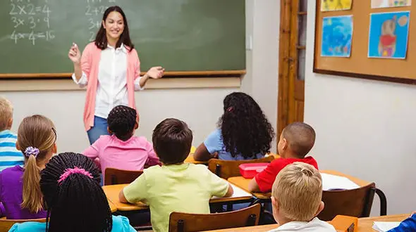 نقاشی جالب یک معلم روی برگه‌های امتحان