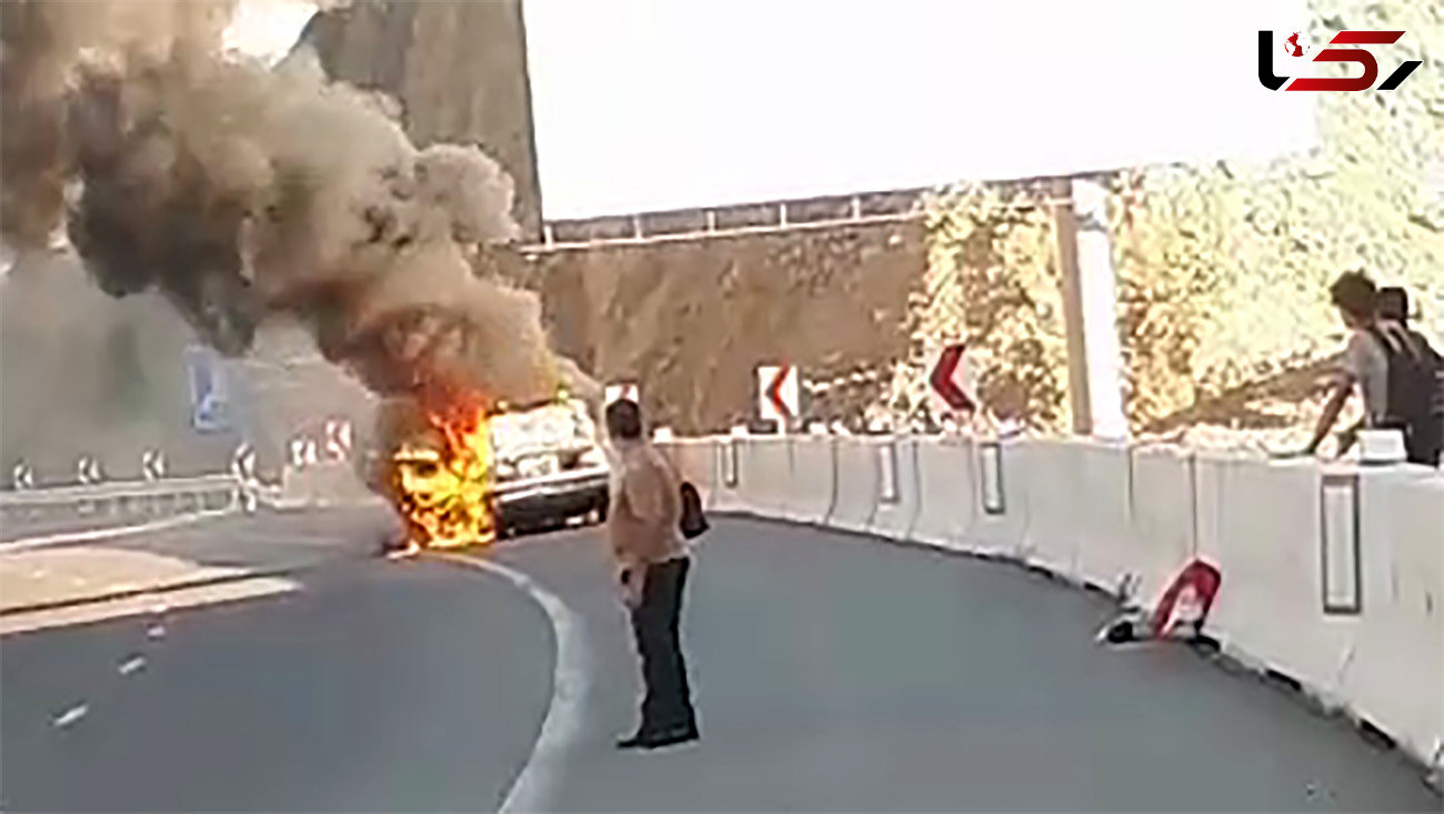 فیلم  آتش سوزی پژو 405 در اتوبان چالوس / راننده به سرش می کوبید