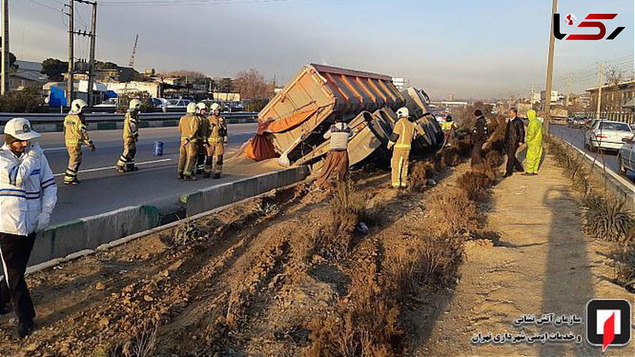 مصدومیت راننده در حادثه واژگونی کامیون تریلی حامل بارگندم + عکس