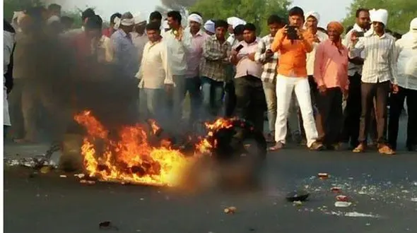 مردی زنده زنده در آتش سوخت/مردم فقط فیلم گرفتند بدون هیچ کمکی +فیلم ناراحت کننده