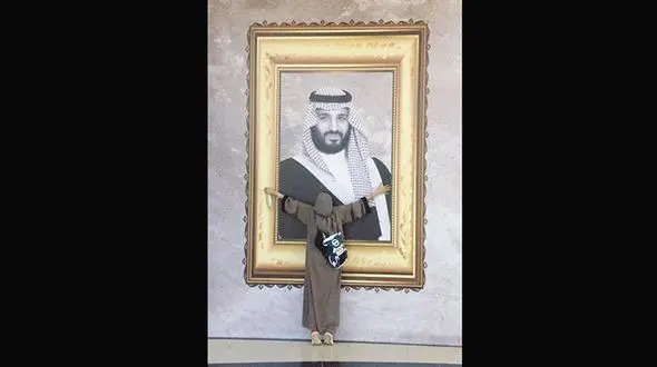 عکسی عجیب از بن سلمان در آغوش یک دختر