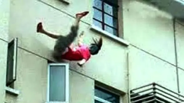  مردی همسرش را به دلیل ابتلا به کرونا از طبقه پنجم به پایین پرتاب کرد 