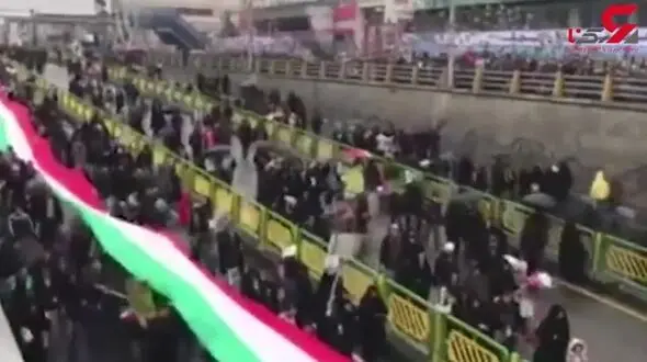 پرچم پرشکوه ایران، چتری بر سر شرکت کنندگان در راهپیمایی تهران + فیلم 