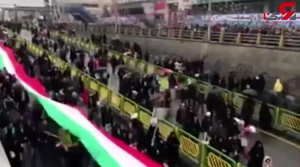 پرچم پرشکوه ایران، چتری بر سر شرکت کنندگان در راهپیمایی تهران + فیلم 