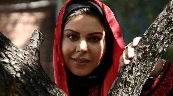 دفاع ویدئویی فلور نظری درباره کشف حجابش!  + فیلم