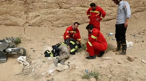 سقوط جوان موتورسوار در گودال کوره‌های آجرپزی قم