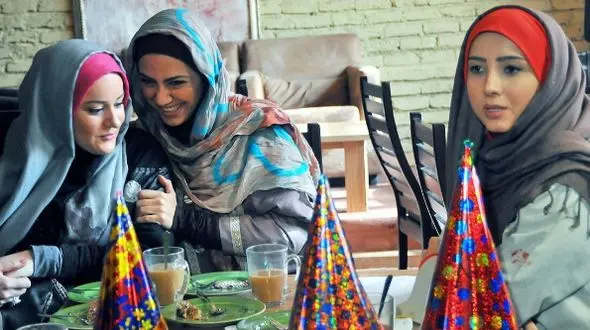 عکس های یادگاری و رابطه صمیمی بازیگران سریال ساختمان پزشکان در پشت صحنه/ چه انرژی خوبی داشتن!