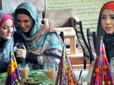 عکس های یادگاری و رابطه صمیمی بازیگران سریال ساختمان پزشکان در پشت صحنه/ چه انرژی خوبی داشتن!