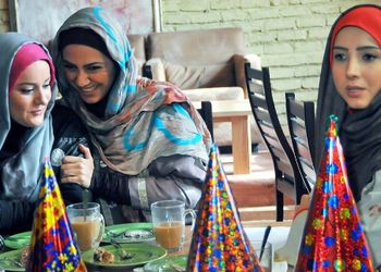 عکس های یادگاری و رابطه صمیمی بازیگران سریال ساختمان پزشکان در پشت صحنه/ چه انرژی خوبی داشتن!