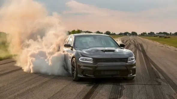 فاجعه خودرویی در کیش  / برخورد شدید دوج چارجر با درخت نخل همه را شوکه کرد!