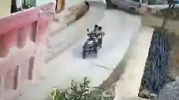 کامیون از روی مرد موتور سوار و دو فرزندش رد شد!+فیلم