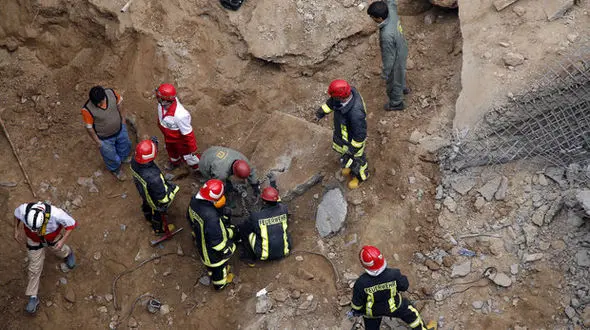 خروج پیکر آخرین قربانی ریزش تونل مترو در قم + عکس