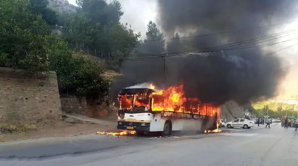 آتش سوزی وحشت آور در اتوبوس مسافربری سیروان