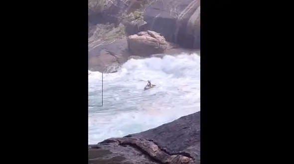 فیلم وحشت آور از لحظه جدال یک مرد با امواج 