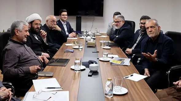 پزشکیان: دشمن تلاش دارد جنگ را به عرصه اقتصاد منتقل کند/ خاموش کردن یک چراغ مانند شلیک یک تیر به سمت دشمن است