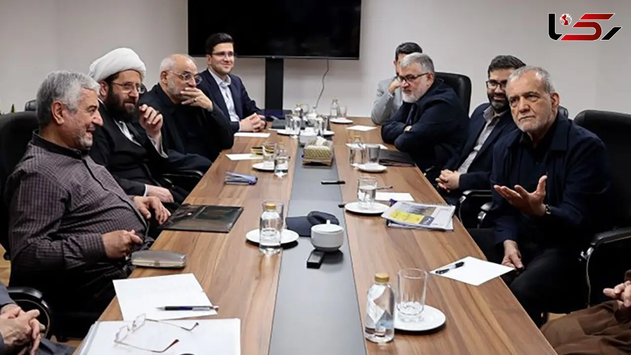پزشکیان: دشمن تلاش دارد جنگ را به عرصه اقتصاد منتقل کند/ خاموش کردن یک چراغ مانند شلیک یک تیر به سمت دشمن است