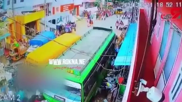 تصادف وحشتناک راننده اتوبوس با 11 دانش آموز+فیلم / هند
