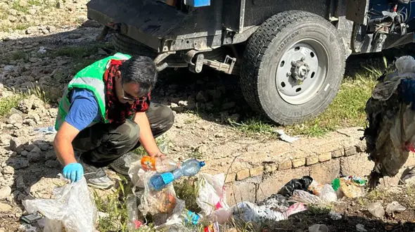 پاکسازی بخشی از پلاژ سد دز اندیمشک توسط انجمن دیده‌بان زاگرس / یک نیسان زباله جمع آوری شد + فیلم
