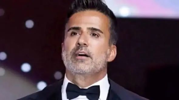 فیلم آوازخوانی باشکوه سلطان احساس امراه/ چشم تو چشم زنش چه آهنگ قلب دراری میخونه دلت پر میکشه