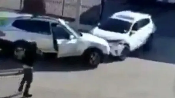 دست به یقه شدن 2 زن  بر سر جای پارک برای خودرو های شاسی بلندشان+فیلم و عکس