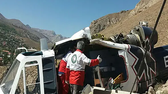کشته شدن تکنسین اورژانس در برخورد هلیکوپتر با تیر برق کنار جاده آمل +تصاویر