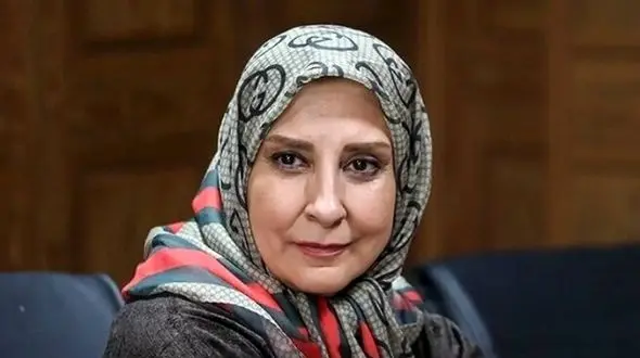 میز ساده و خلوت جشن تولد مرجانه گلچین با سفارش جذاب یک مجسمه زیبا و کیک نسکافه‌ای خوشمزه/ مبارکا باشه+عکس