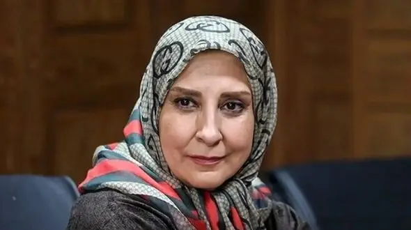 میز ساده و خلوت جشن تولد مرجانه گلچین با سفارش جذاب یک مجسمه زیبا و کیک نسکافه‌ای خوشمزه/ مبارکا باشه+عکس