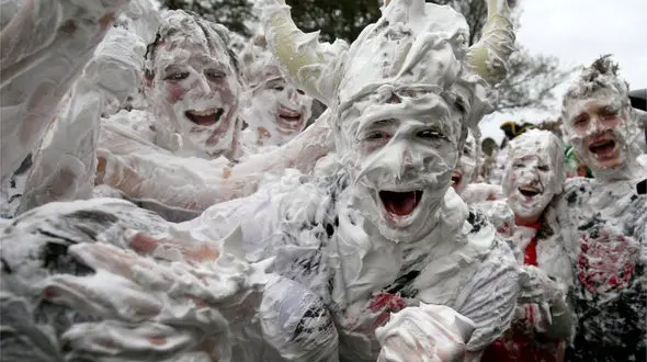  قدردانی عجیب دانشجویان از پدر و مادران شان 
