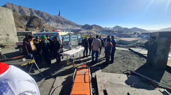 پایان عملیات امداد در معدن کوشک بافق؛ ۶ مصدوم و بدون فوتی/ دسترسی امدادگران به بخش‌های زیرین معدن بافق؛ فردی در زیر آوار محبوس نبود + صوت و عکس