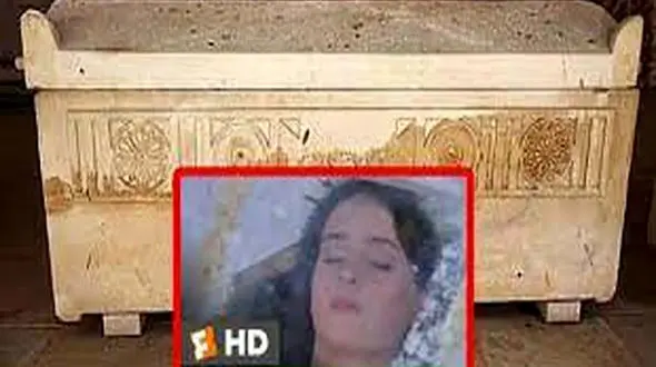 عکس حیرت آور / این زن زیبا جنازه سالم 800 ساله است ! / شیئی شبیه موبایل کشف شد !