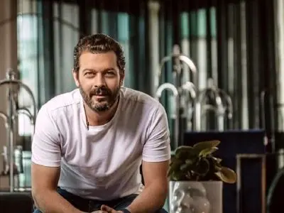 فیلم/ چرخی در خانه پژمان بازغی/ از پرده‌هایی چندرنگ و مبلمانی ساده تا نصب گلیم روی دیوار، لوستر کریستالی قدیمی و ...