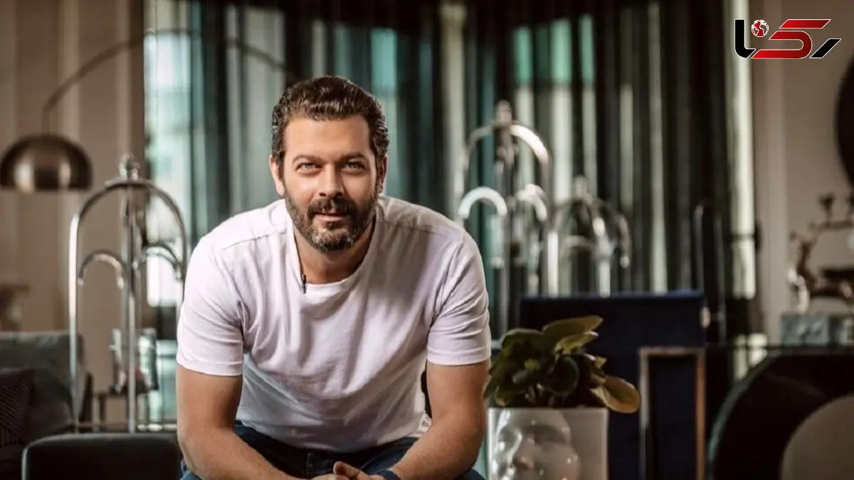 فیلم/ چرخی در خانه پژمان بازغی/ از پرده‌هایی چندرنگ و مبلمانی ساده تا نصب گلیم روی دیوار، لوستر کریستالی قدیمی و ...