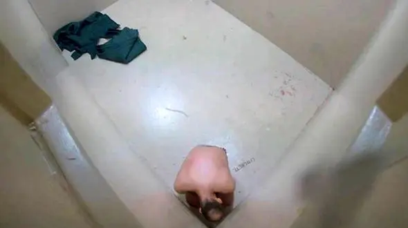 فیلم مرگ دردناک زندانی  پس از 20 روز انفرادی / بدون لباس و آب و غذا!