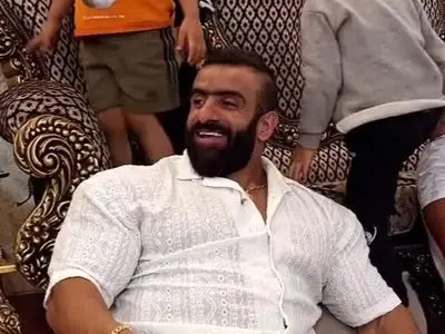 فیلم/ نگاهی به فرش ماشینی زیرپای هادی چوپان، قهرمان مسترالمپیا با چیدمان ساده و بدون تجملات/ انگار نه انگار ایشون یه زمانی کنار آرنولد بوده