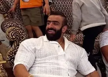 فیلم/ نگاهی به فرش ماشینی زیرپای هادی چوپان، قهرمان مسترالمپیا با چیدمان ساده و بدون تجملات/ انگار نه انگار ایشون یه زمانی کنار آرنولد بوده