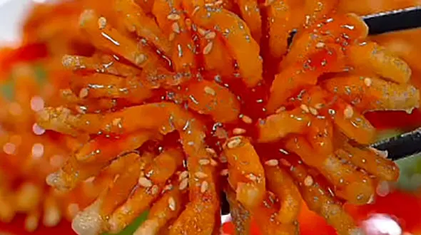 تزئین بادمجان سرخ کرده به شکل گل / فیلم