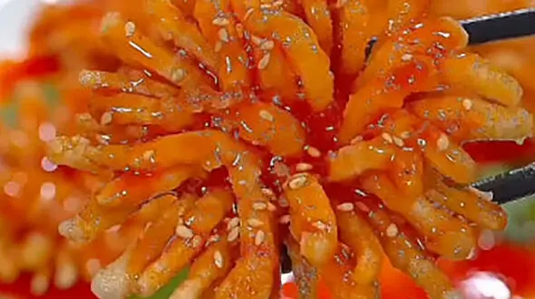 تزئین بادمجان سرخ کرده به شکل گل / فیلم