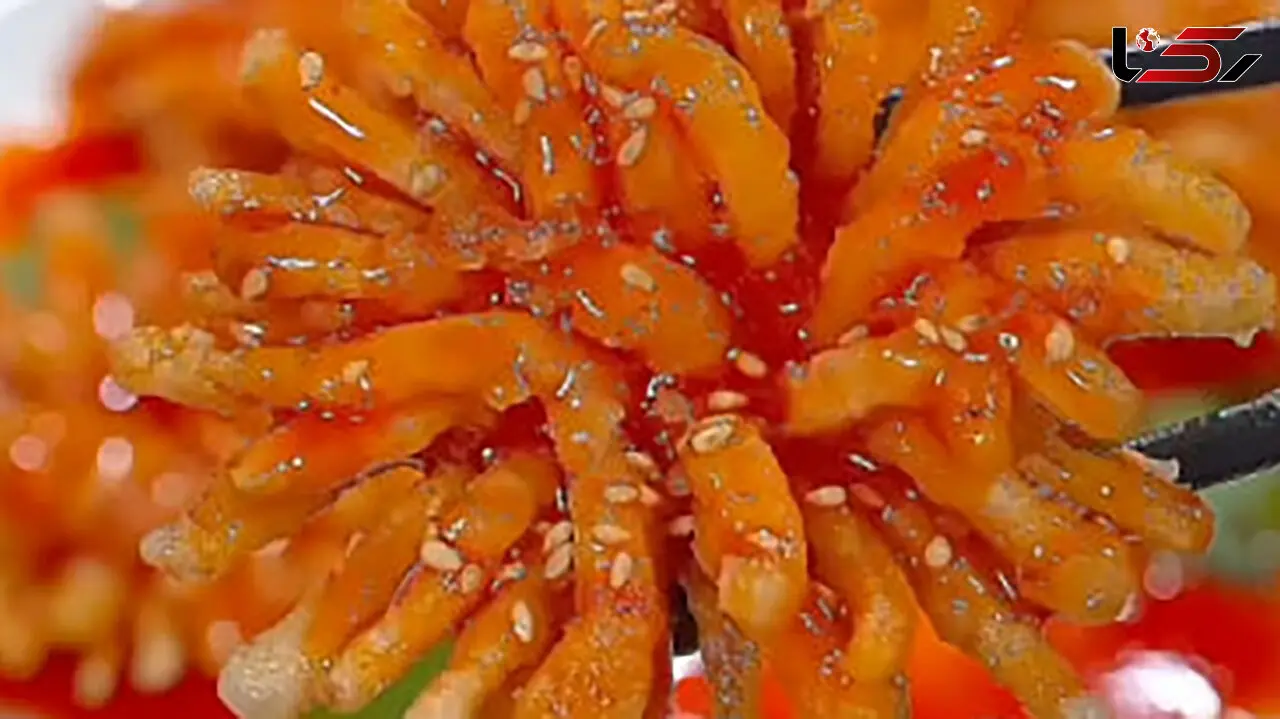 تزئین بادمجان سرخ کرده به شکل گل / فیلم